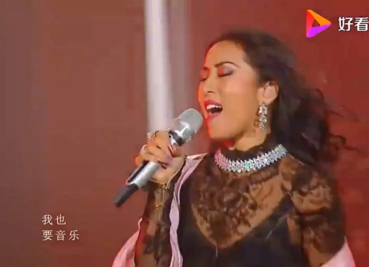 吉克隽逸《彩色的黑》