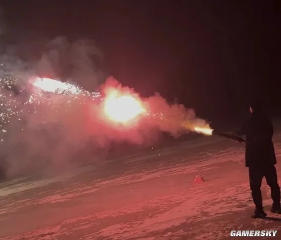 网红烟花“加特林”威力有多大？消防实测：花火能飞到6层楼高