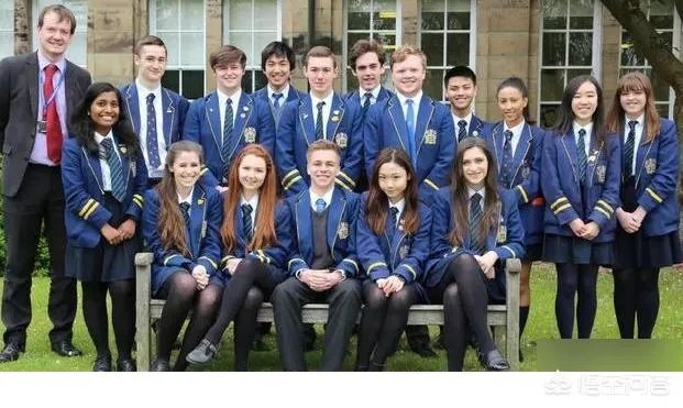 初中生13件校服收了2300元，你认为这样合适吗？