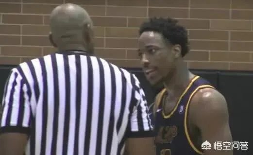 马刺VS掘金G4,最后时刻德罗赞用球怒砸裁判被驱逐出场,当时什么情况?