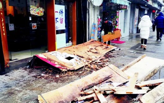 四川成都，一广告牌掉落砸倒男童，谁该为此事负责？