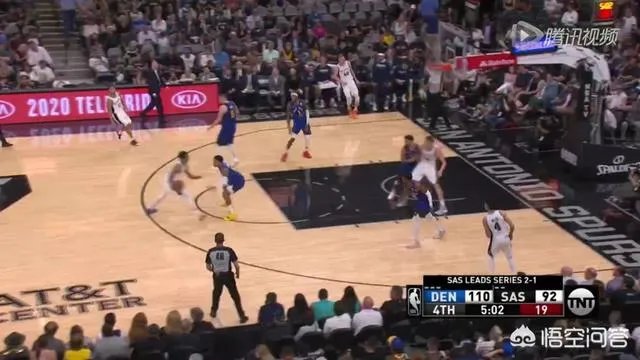 马刺VS掘金G4,最后时刻德罗赞用球怒砸裁判被驱逐出场,当时什么情况?
