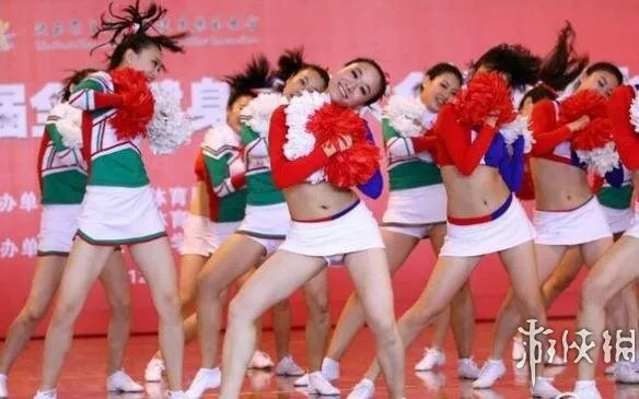 北大强制女学生跳短裙操 容易走光羞耻度爆表！