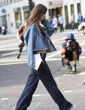 牛仔外套配什么裤子 女生穿牛仔外套配什么裤子好看