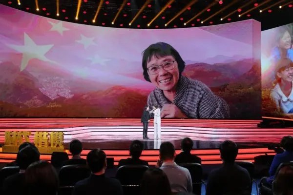 17岁的张桂梅校长照片火了,她为何会得到大家的关注和喜爱?