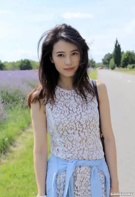 高圆圆分享十年前后与巴黎铁塔合照 侧颜精致美貌依旧