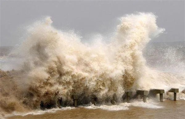 围观钱塘江大潮撞坝，观潮需要注意哪些问题？