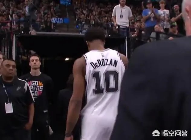 马刺VS掘金G4,最后时刻德罗赞用球怒砸裁判被驱逐出场,当时什么情况?