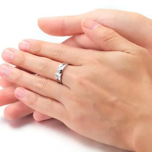 中指戴戒指什么意思 十个手指戴戒指的意思