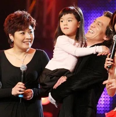 李咏妻子哈文照片