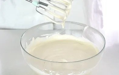 淡奶油怎么打发能让它更稳定更细腻些?