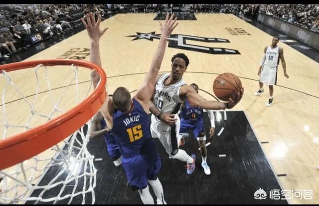 马刺VS掘金G4,最后时刻德罗赞用球怒砸裁判被驱逐出场,当时什么情况?