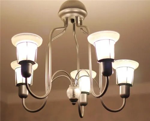 灯泡一闪一闪是什么原因