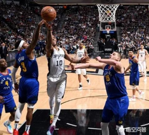 马刺VS掘金G4，最后时刻德罗赞用球怒砸裁判被驱逐出场，当时什么情况？