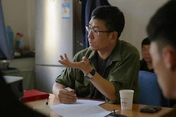 白岩松提问物资为何出现配送不及时的情况，他是一个怎样的主持人？