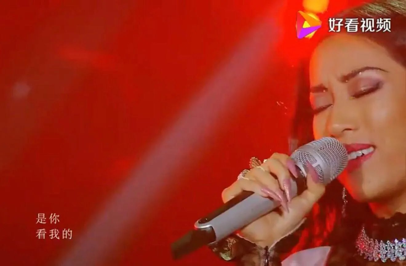 吉克隽逸《彩色的黑》