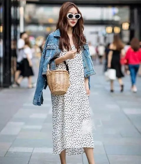 牛仔外套配什么裤子 女生穿牛仔外套配什么裤子好看