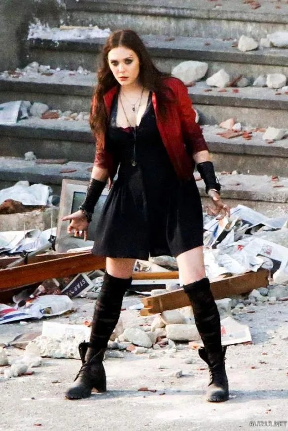 大腿全露vs绝对领域！绯红女巫的制服哪种更能诱惑你