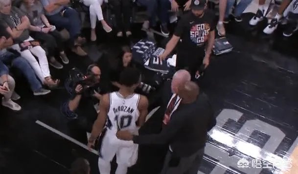 马刺VS掘金G4,最后时刻德罗赞用球怒砸裁判被驱逐出场,当时什么情况?