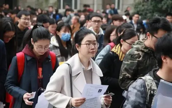 985毕业生大量涌入县城，与哪些因素有关？