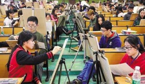 艺体生和普通高考生的区别？在大学的录取分数线上有什么区别？