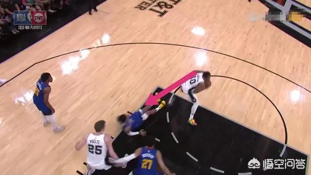 马刺VS掘金G4,最后时刻德罗赞用球怒砸裁判被驱逐出场,当时什么情况?