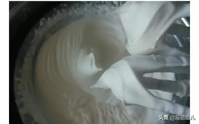 淡奶油怎么打发能让它更稳定更细腻些?