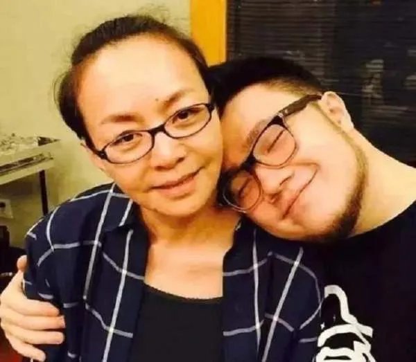 英达与宋丹丹离婚后不久,就娶了梁欢,坦言自己三婚被骗,真的吗?