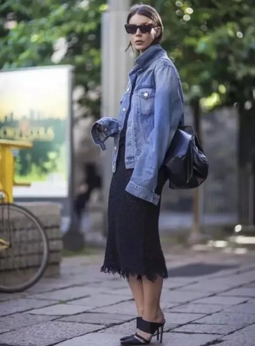 牛仔外套配什么裤子 女生穿牛仔外套配什么裤子好看