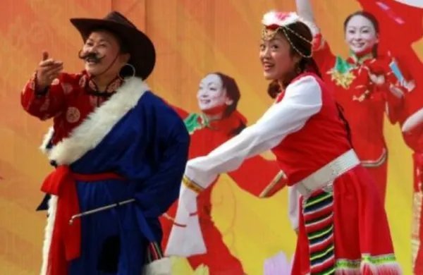 逛新城二人表演唱