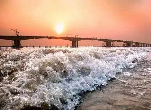 围观钱塘江大潮撞坝，观潮需要注意哪些问题？