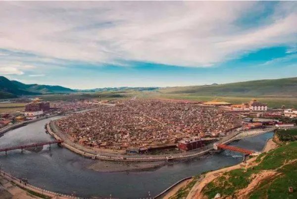 四川甘孜藏族自治区白玉县昌台区的亚青寺的规模有多大？