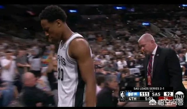 马刺VS掘金G4,最后时刻德罗赞用球怒砸裁判被驱逐出场,当时什么情况?