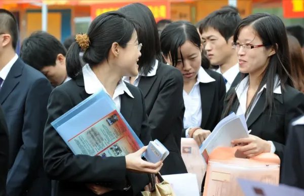 985毕业生大量涌入县城，与哪些因素有关？