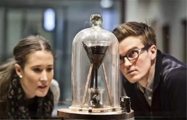 历时近一个世纪还没结束的沥青滴漏实验是想证明什么？