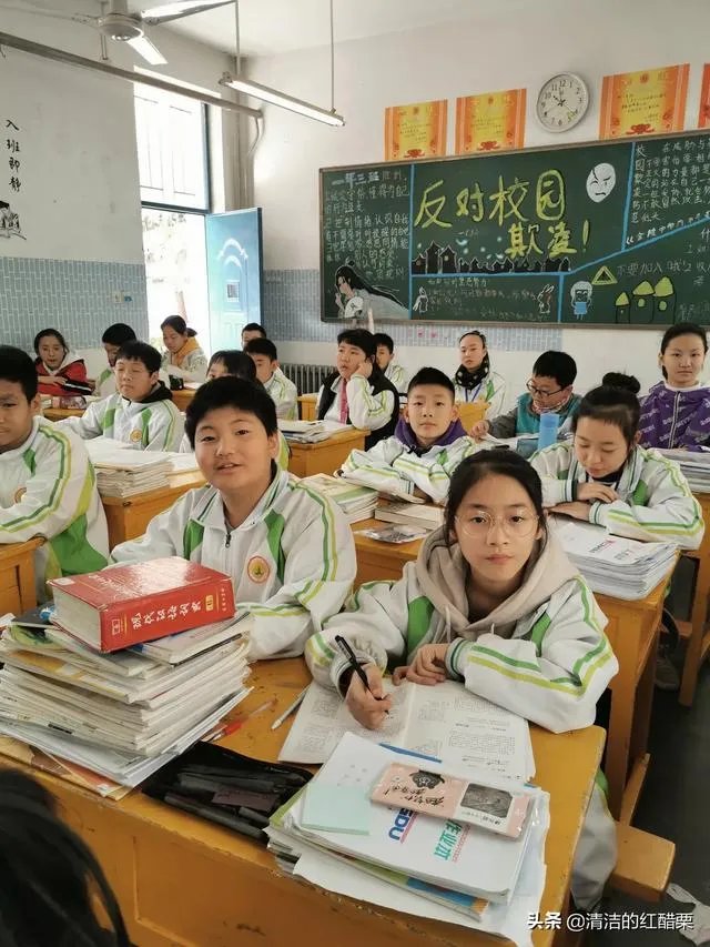 初中生13件校服收了2300元，你认为这样合适吗？