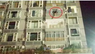 小伙10元纸币上写求救信打110我在3楼是怎么回事？