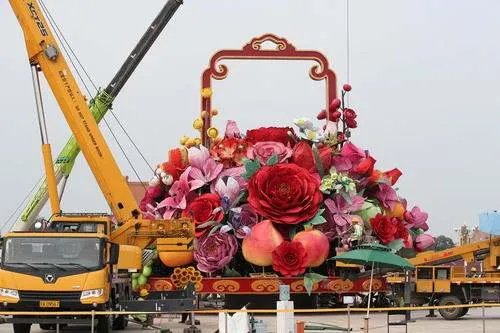 天安门广场祝福祖国花篮已亮灯，这背后有什么含义？