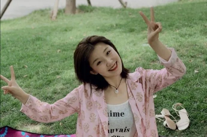 快乐星球莲蓉包当老师了，她为何不在演艺圈了呢？