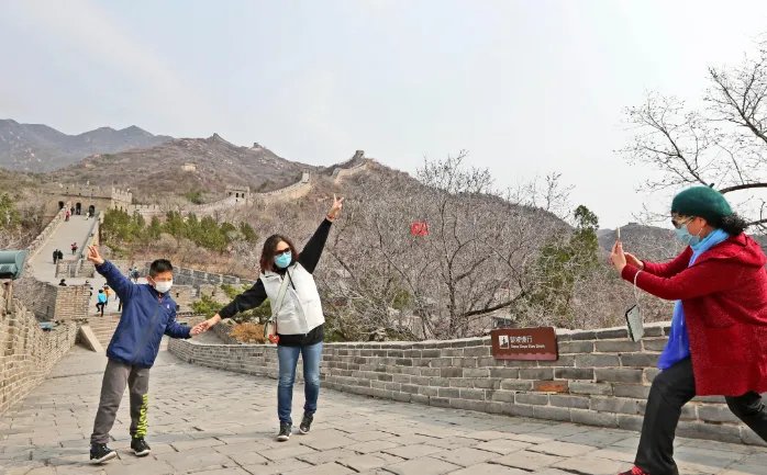 3名游客八达岭长城墙体上刻字，如果你看到这种行为，你该怎么做？