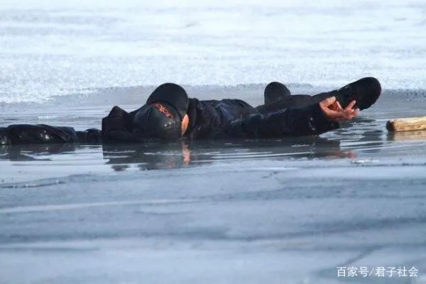辽宁丹东三小伙坠入冰窟身亡，事故发生的原因是什么？