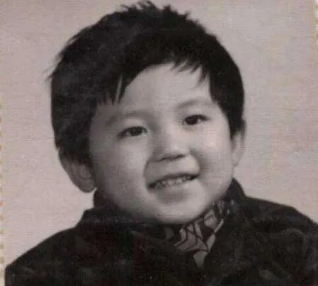 李晨晒童年照自称什么？