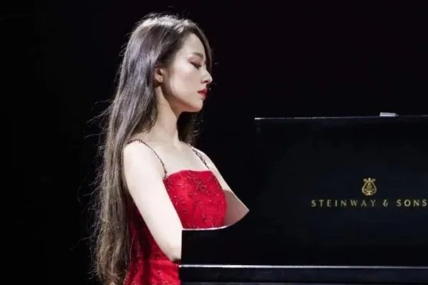 郎朗妻子吉娜产后晒照，扎丸子头细腰长腿少女感十足，产后的她状态如何？