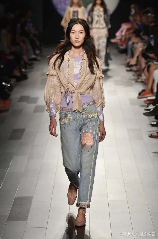 刘雯解约蔻驰后获国人力挺，18线小厂家愿花百万邀请其代言，后来如何？