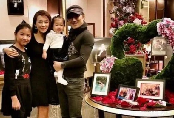 章子怡晒出全家福，儿子正面照首次曝光，你作何评价？