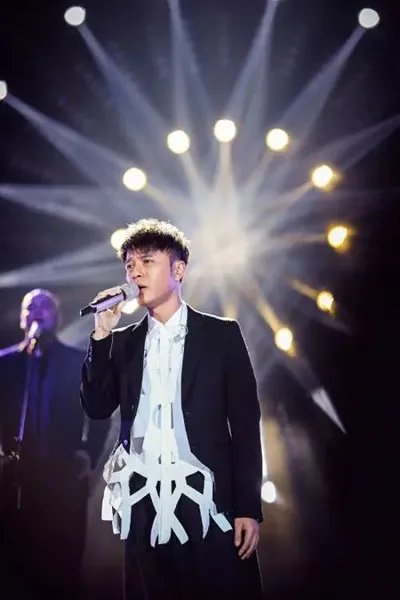 遥远的她歌词感人至深 李克勤《我是歌手》舞台翻唱泪哭全场