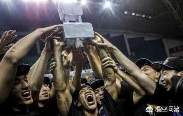 马布里当年在球员通道暴打山西队球迷被围堵大巴车，当时是怎么回事？