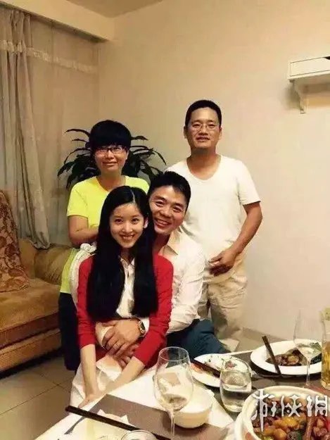 爸爸抱女儿,奶茶妹妹刘强东饭合影 网友：见娘家人？