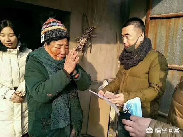 保定一老人卖房救助流浪狗，救助站不慎失火，为抢救狗狗烧伤半边脸，这个事你怎么看？