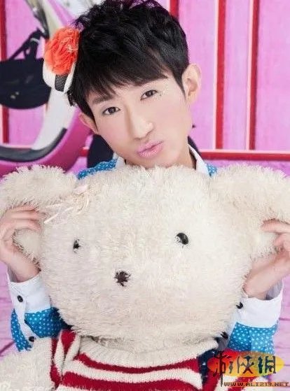 “粉红哥”少女系写真曝光 盘点各路选秀奇葩